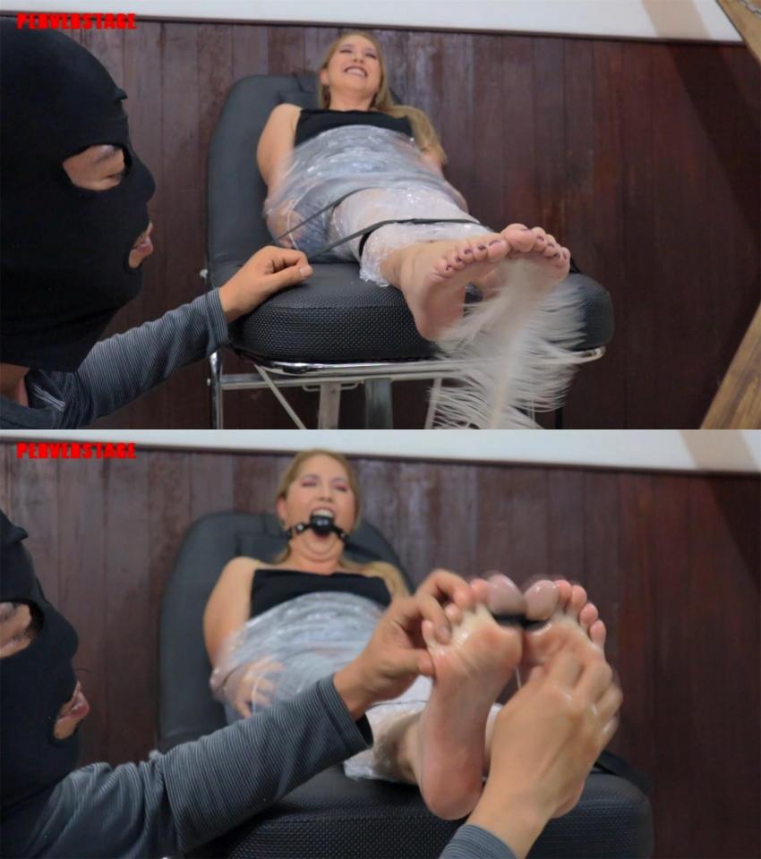 少妇教师的挠痒SM！Extremely Ticklish Wrapped Ruby Ruby 是一名31岁的教师，<br>这是她第一次参与我们的拍摄<br>讽刺的是，这并不是她第一次体验捆绑或搔痒，<br>她是一位真正的BDSM爱好者<br>因为她的受虐倾向，<br>普通的疼痛和冲击只会引起她的[X_X]<br>所以，Ruby的主人要用搔痒来惩罚她。<br>这对她来说是一种真正的酷刑......<br>本次拍摄中，Ruby盛装打扮，艳妆浓抹<br>她很清楚如何通过火辣的外表<br>来取悦、讨好主人<br>更精彩的是，<br>Ruby对挣扎反应的度非常有把握<br>她怕痒的嫩足，<br>会时不时前后摆动<br>但当主人捏住、捧起它们<br>Ruby又会乖乖撑开脚心，任由他摆布<br>一边恣意地大笑，<br>看起来相当投入享受，风韵十足