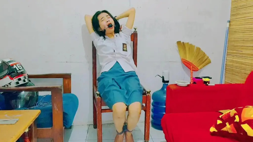 JK女学生绑架系列“小JK女孩被绑架拘留” 一名女孩在放学回家的路上被绑架，她被绑成马式，双手举起，嘴里含着球塞。 一个漂亮的女孩刚刚从学校参加完课外活动回来，却不知道绑匪在追她。当机会来临时，绑匪给女孩下药并带走了她。女孩从昏厥中醒来，发现自己被绑在一个陌生的房间里。他的手和脚并拢，嘴被球堵住。她大声呼救，但没有人回应。他试图挣脱束缚，像毛毛虫一样蠕动，但徒劳无功。过了一会儿，绑匪来了，他解开女孩的绳索，让她坐在椅子上。绑匪将小女孩绑在椅子上，双臂高举，露出腋窝和胸部。这丫头被这样对待，不由得有些尴尬。这个女孩只能恳求释放，绑匪当然不赞成。绑完这个女孩后，绑匪离开了，还不忘锁上卧室的门，让小女孩无法逃脱。现在这个女孩被绑着，不能从椅子上站起来，她不知道该怎么办。