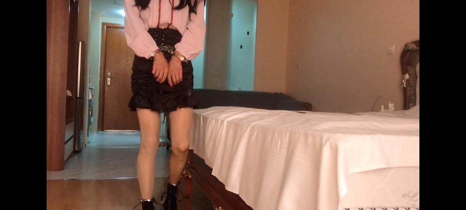 肉丝袜手铐锁链紧缚捆绑 穿上肉丝袜和短靴，脚裸锁上锁，腰上锁上铁链，手铐锁腰上，手就不能乱动了，享受吧，薇薇qq1251781327（有门槛），工作室qq3221079735
