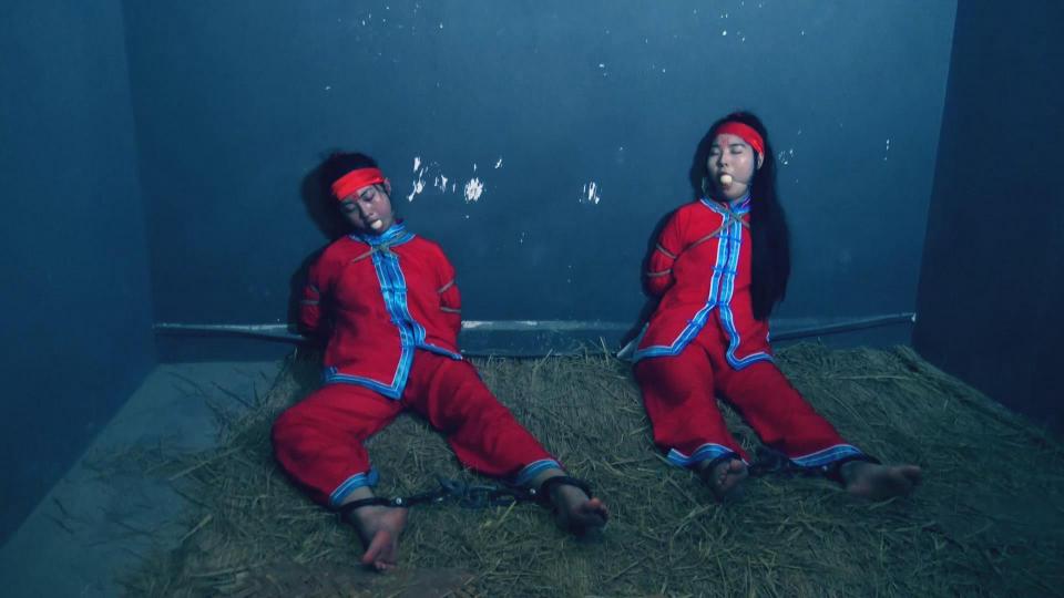 胜景定拍转公映《双凤记 》 下集    两女囚被捆绑插标，堵嘴戴镣铐牢房等待 两女囚在牢房捆绑插标刺字待斩中，双女囚等待的无奈感，请欣赏视频，希望大家喜欢QQ462276998