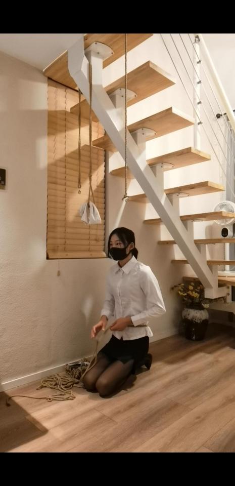 直臂后手吊蒙眼自缚 绑一个后手吊的自缚，提前把钥匙吊在一边，然后穿上高跟，固定好[X_X]，给自己绑一个并腿，然后大臂绑好，给另一个吊绳做一个收紧圈，把绳圈放进去，蒙上眼睛，双手伸进去绳圈之后用锁把这两根绳子锁在一起，这样不拿到钥匙就下不来，虽然钥匙放的很近，但是蒙眼了，走了几步绕了几圈就完全不知道方向了（之前的视频如果有和谐的可以私信我补给你哦，包括竖屏看不了被拉伸的）~~<span style='color:#b0b0b0;'>[隐藏文字，购买后可见]</span>