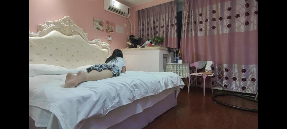 【酱酱喵】可可剧情向 可可正在床上愉快的玩手机 突然门打开了也没发现 悄悄地在可可背后把可可口鼻捂住可可昏了过去 等可可醒来的时候发现已经不能动了被结实的绑在穿上然后劫匪开始漫长的折磨了挺快 原味堵嘴 打屁股 揉胸 把可可折磨的不成样子 最后把可可一人了留在穿上离去【酱酱喵】欢迎各位1来定拍 价格巨划算同时也招聘河北地区绳模或M有兴趣可以联系我1446956255