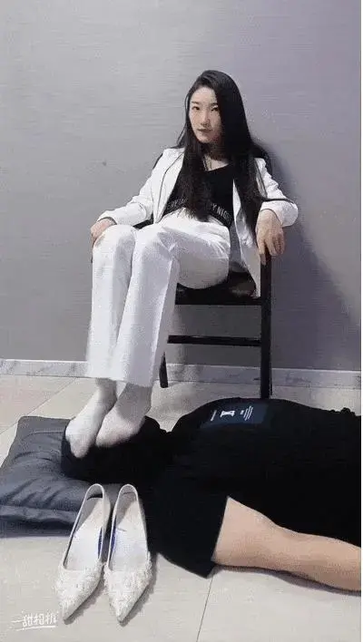 初柒臭丝脚女教师白丝高跟踩踏学生闻舔脚-女教师仿岛国剧情职业装调教 初柒臭丝脚女教师白丝高跟踩踏学生闻舔脚-女教师仿岛国剧情职业装调教<br>创作;初柒<br>描述：性感的初柒老师白西装白丝白高跟来到学生家中补课，这个差生看见初柒老师的美脚竟然欲图谋不轨，假装笔落在地下用手偷偷的摸老师的脚。<br>这能瞒过初柒老师的眼镜吗?她决定好好教训一下这个色狼学生。白丝高跟对他一顿狠踩，踩头、踩脸、踩裆，两只臭丝脚踩在贱狗学生脸上用力碾。<br>你不是喜欢老师的丝袜脚吗？那就让你喜欢个够吧，好好闻闻味道香不香？脸给你踩烂，哼！狗裆也不能放过，全体重暴踩，蛋蛋踩稀碎！
