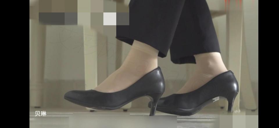 【贝琳】女销售的脚POV商务销售美女臭丝脚羞辱 还不跪下？含着我的丝袜脚 【贝琳】女销售的脚POV商务销售美女臭丝脚羞辱 还不跪下？含着我的丝袜脚<br>创作：【贝琳】<br>商务销售美女工作好辛苦，每天要看客户的脸色，好烦啊。炎炎夏日还要穿商务装，丝袜脚捂在高跟鞋里臭死啦~ 脱掉鞋子让脚丫凉快一下吧~ 哎，你在看什么？在看我的脚吗？死变态！切，离那么远看不清吧？怎么，像你这种废物是不是一见到女神就会紧张到不敢说话？呵呵，看来你不仅仅是变态，还是胆小鬼，窝囊废~ 爬过来啊，我让你闻闻味道~ 在等什么？还不跪下！捧起我的臭丝脚，把它含进你的狗嘴里~ 这才是你这种变态应该做的吧~
