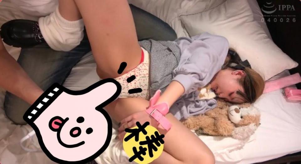 精飲、ズタボロぴえん少女。～ 不幸の星に生まれたドM少女のイラマごっくん物語 ～ 识别码:<span style='color:#b0b0b0;'>[隐藏文字，购买后可见]</span><br>发行日期:2022-04-19<br>长度:133 分钟<br>导演:小松セブンティーン  <br>制作商:Dogma  <br>发行商:ドグマ  <br>类别:单体作品 高中女生 其他恋物癖 吞精 深喉 M女	<br>演员:日泉舞香 新美かりん <br>剧情：舌钉美少女无家可归，在街上四处游荡，被路过的男人领养回家，美少女为了回报，只好接受他的TJ...