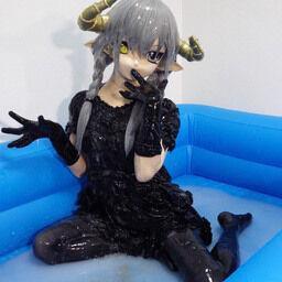 着ぐるみローション遊び（choiya) Fantia作者choiya的作品，kiger在不明白色粘液里湿全身[X_X]play。（无重复）原画质上传，无删减，17min<br>ローション遊び着ぐるみさん、別撮りのものが見つかったので。<br>[X_X]行為などはなくローションを被るだけになります。