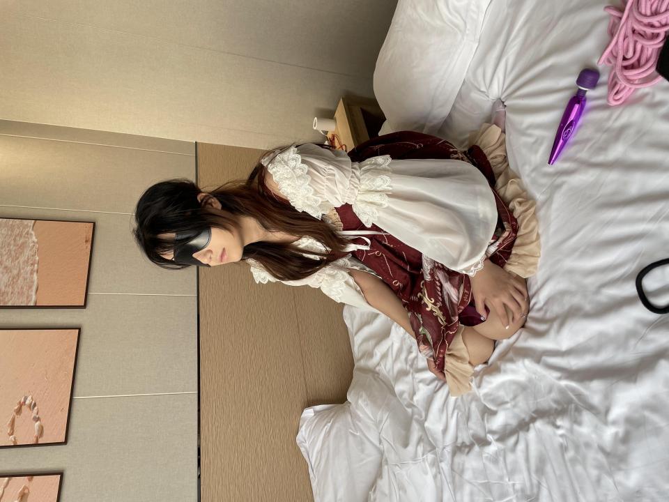 00后洛丽塔少女tk捆绑挣扎白丝＋裸足 今天女朋友穿的洛丽塔 特别有感觉 正好绑起来折磨一下 脚丫嫩嫩的 脱掉白丝更诱人 特别能挣扎 超级怕痒 她说早知道就不穿出来了 女朋友02年今年19岁 有点m属性 欢迎订拍3243707388
