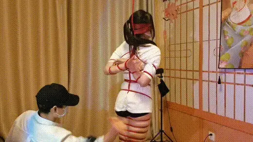 大二女生小花影，到店体验绳艺捆绑 大二女生小花影，到店体验，她很腼腆很害羞，但对绳艺捆绑有颗炙热的心，虽然小花影表面上不表现出来，但我能感觉到她的兴奋，和期待。这是她生平第一次体验捆绑。也是开始。（另外很多绳艺爱好者联系到我，问：是不是去店里体验绳艺一定要拍视频啊？答：完全自愿哦，我们能看到视频的只是极少一部分，大部分到店体验的同好是不拍视频和照片的。）视频解压密码：chuxin     -           -<br>一绳所爱绳艺体验店面向全国爱好者开放，本店提供绳艺捆绑模特服务、体验女绳师捆绑服务、体验长时间囚禁服务、绳艺教学培训、绳艺交流会、场地出租、专业麻绳销售，原创视频套图销售、作品私人定制、模特原味丝袜出售等，另外本店招募同好合作伙伴。微信：351552501初心