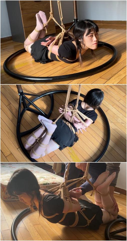 玩奴原创之lo妹美萌的初绑秀，超紧舞蹈服白丝蛇缚驷马地吊！交流购约绑教程请加1152327635。 解压密码<span style='color:#b0b0b0;'>[隐藏文字，购买后可见]</span>感谢各位观众的支持！感谢各位观众的支持！最近有同好说博主最近的有点暴躁，想看清纯唯美的，那么今天就来了！这个妹子的话属于博主喜欢的风格，身材娇小很可爱严厉绑好后吊起来之后很有味道，手很麻她很担心，不过现在博主如果绑的松一点的话可能也绑不出来了，敬请欣赏！<br>另外为了方便各位同好约绑，博主最近推出了一个非常详细的约绑教程。里面有非常详细的从零基础开始教大家如何认识妹子，如何与妹子沟通等等。非常的实用，有兴趣的各位同好加1152327635咨询，备用805351328。<br>目前博主已经出了五个系列，分别是绝对真实调教系列，真实约拍系列，口水囚徒系列，紧缚实验室系列，美人小舔犬系列以及最新出的高颜值系列都非常精彩，各种元素满满，希望各位同好多多支持！<br>推特可以关注浅神。本频道提倡健康积极的绳艺亚文化，目的是给生活增添一些情趣，谢谢大家。备用联系方式qq805351328。<br>下载操作：<br>1、电脑下载<br>2、解压<br>3、将压缩包内rar文件名后缀修改为mp4。<br><br>
