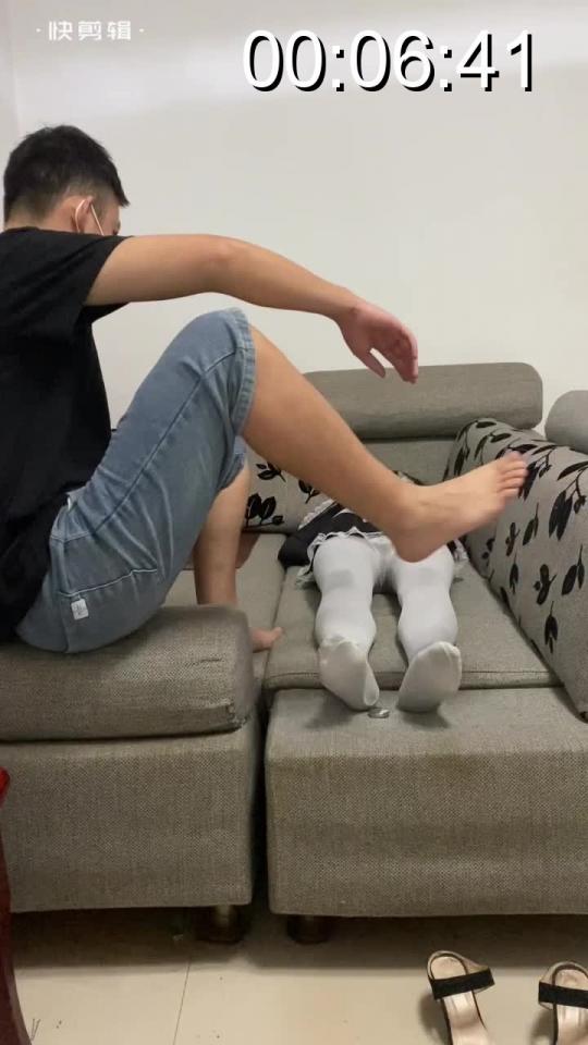 人偶娃娃之房东 剧情：又到了交租的时间了，小伙已经欠了几个月的租金没交，正一筹莫展之际，房东来催房租，本来小伙就无路可走了，还被房东一顿冷嘲热讽，小伙心一横，直接下药把房东迷晕，然后把她改造成人偶娃娃，对她进行疯狂的发泄。。。这一期有很多彩蛋，后面和美美交流的时候她偷偷gc了一下（以为我不知道）嘴巴里面塞了绷带，贴上胶布，带上头套，再带上乳胶面具，嗯嗯嗯的声音真的刺激所有感官。。。爽！！！！！