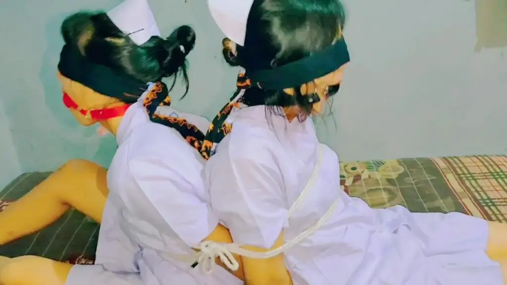 两位演员的电视剧《受训的两姐妹》这对可怜的姐妹被绑起来玩弄。她们被摸来摸去，如果想被释放，就被迫流口水。绑匪蒙住她们的眼睛，强迫她们在黑暗中行走。 在值夜班的时候，这两姐妹在前面守着，突然一帮强盗强行闯入。他们把这两姐妹带到了一个病房里。第二个妹妹被绑成马状，手脚并拢，嘴巴也被球塞住。当他们完成后，强盗们离开了。姐妹们一起努力解开绳子。她们尖叫着求救，但她嘴里的球挡住了声音。过了一会儿，强盗们回来了。他们打算把姐妹俩带到森林里，把她们留下。姐妹俩又惊又怕。她们乞求释放，但强盗们不听。然后他们给美丽的姐妹俩下药，把她们绑在一起，姐妹俩的视线被封闭，看不到东西。然后强盗们强迫她在黑暗中跳跃，偶尔会摔倒。姐妹俩只能投降，想着要怎么逃跑。她们很害怕，什么也做不了。