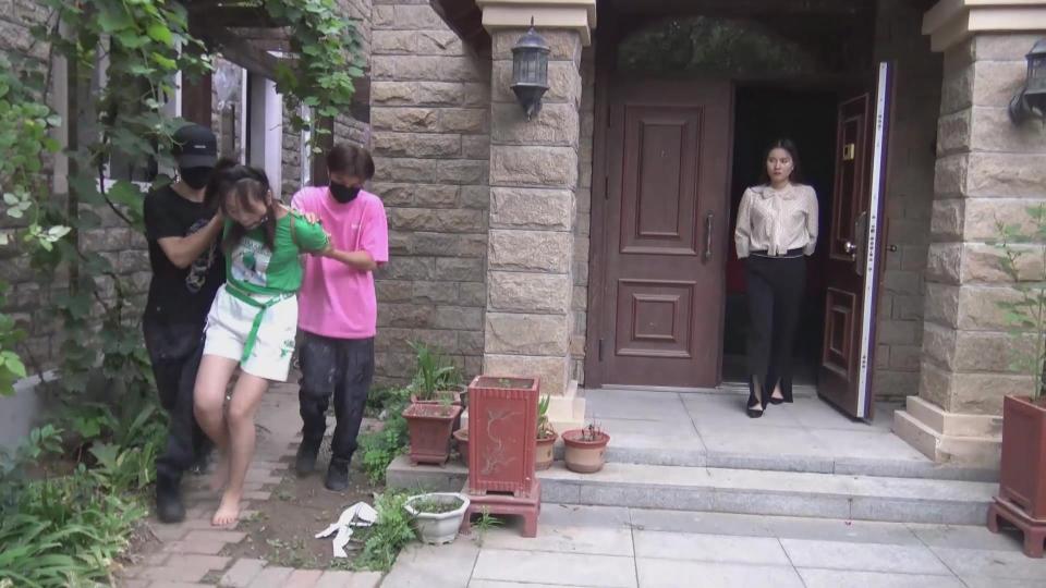 定拍转公映《小区里的绑架》上集    美女娜娜被人绑架带到黑窝，被关押在一个房间里，娜娜找准时机逃出去 美女娜娜被人绑架带到黑窝，被关押在一个房间里，娜娜找准时机逃出去，没有想到又被抓回来，娜娜会是得到什么惩罚，请欣赏视频，下集更精彩QQ462276998