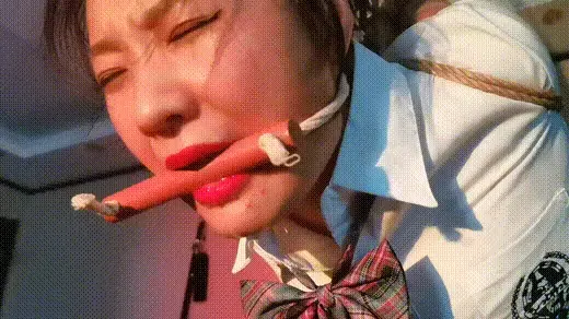 紫涵极限直臂大厅放置 紫涵JK装，极限欧式直臂紧缚，木棍堵嘴，客厅放置，难受的呻吟。视频解压密码：chuxin        -               -<br>一绳所爱绳艺体验店面向全国爱好者开放，本店提供绳艺捆绑模特服务、体验女绳师捆绑服务、体验长时间囚禁服务、绳艺教学培训、绳艺交流会、场地出租、专业麻绳销售，原创视频套图销售、作品私人定制、模特原味丝袜出售等，另外本店招募同好合作伙伴。微信：351552501初心
