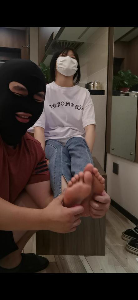 素人倩倩第一视角舔脚tk qq3481850277接定制和原味，纯素人学生妹，不一样的感觉，绝对真实<br>1，倩倩脚底视角，裸足<br>2.舔脚 tk，经过这一段时间的磨合倩倩喜欢上了tk欢迎大家定制