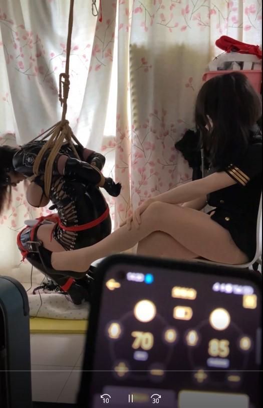 【宁宁】kig双娃调教皮衣m{吊缚，鞭打，100档郊狼}  40分钟高清呦 双娃系列第二部<br>剧情：被上司调教惩罚的双kig，怀恨在心，逮到一个机会将上司捆绑，狠狠的调教起来，<br>ps：吊缚勒的宁宁好痛好痛，要哭了，同时承受着100档郊狼电击，都飞了起来，而她俩还在一旁亲亲我我，可恶吖<br>本来还设计了裸体滴蜡炮机调教，但是体力不允许吖<br>双密码都是<span style='color:#b0b0b0;'>[隐藏文字，购买后可见]</span>