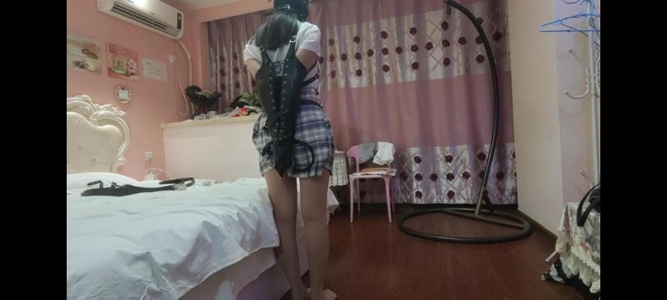 【酱酱喵】拘束衣初体验 今天闲来无事看到床上的新道具单手套以及拘束带那可就来了兴致把可可叫过来跟她说玩个好玩的在可可还不知道干啥的情况下就被单手[X_X]了进去然后开口口塞用上拘束带多用一些固定好再把可可固定好开始玩弄小舌头口水直流是真的诱惑  老板定拍 <br>【酱酱喵】欢迎大家定拍约拍 同事招聘河北地区绳模以及M  1446956255
