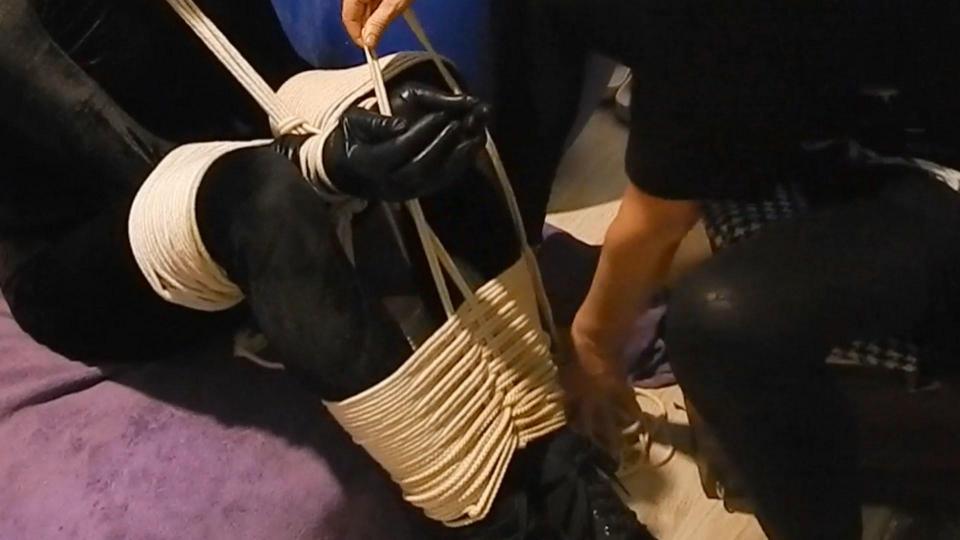 Play with rope and sub 一天晚上，夫人想和我和弦樂一起玩。 她有很多，所以她沒有為我吝嗇設備。 她把我綁得夠多了，我別無選擇，只能在繩子上過夜。 緊身連衣褲上的貞操帶是給定的。<br>One evening Madam felt like playing with me and the strings. She has plenty of them, so she didn't skimp on the equipment for me. She tied me up enough and I had no choice but to spend the night in strings. A chastity belt over a catsuit was a given.