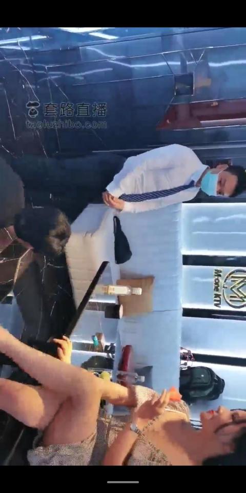 突发情况 服务员乱入KTV 纯发泄【药神】 (视频为竖屏播放)套路药神女王，调教双奴，KTV公开调教，服务员闯入，差点报警，                        恋足口水喂食羞辱踩踏舔鞋，服务员围观。
