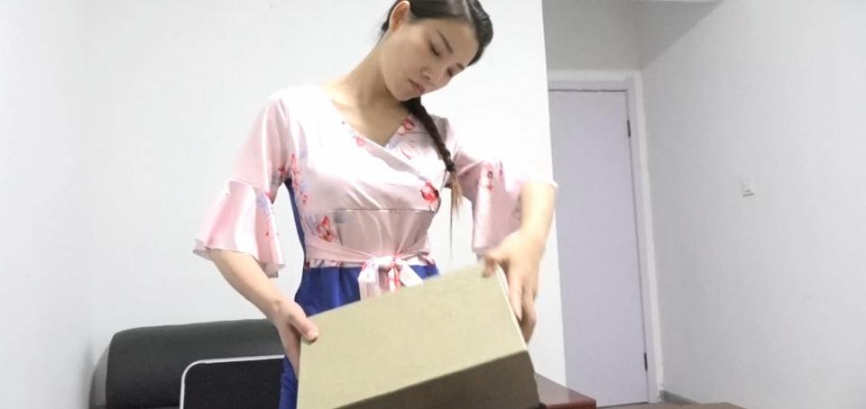 老板的私人秘书第一集：奇怪的快递 柳洋是一家公司女秘书，这天刚来到办公室，发现办公桌上有着一个自己的快递。开心的将包裹打开，但是里面的东西让自己大吃一惊，原来里面的东西居然是几捆绳子，还有两款纱布。正疑惑是谁寄过来的时候，老板这时来到了身后说：“看来又买了新绳子了呀，来让我为你试试这新绳子怎么样。”接着将柳洋双手扭到背后，让她趴在桌子上，用着绳索将她的双手捆绑起来。柳洋挣扎着说：“哎呀！你干嘛我也不知道这是谁寄过来的，还要工作了！”（工作？什么工作虽然不知道是谁寄过来的，但是寄过来了不得捆起来玩一下怎么行。）老板：“什么工作，今天给你放假了！”随后将柳洋捆绑起来，将丝袜慢慢塞入嘴中，用纱布将双眼以及嘴巴蒙了起来～