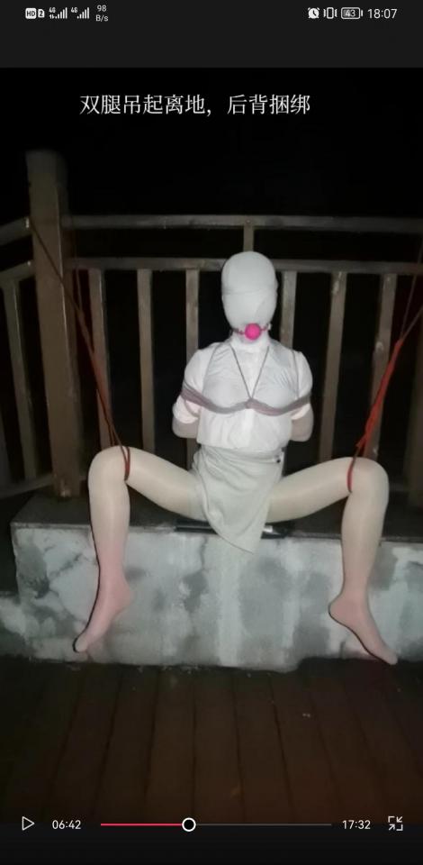 媚娘工作室——户外渐变粉色丝袜调教 媚娘工作室——极致调教精品，今天拍摄格外顺利，又遇见了下雨天，下雨天调教是会特别上瘾，今天带小媚出来调教，一路上，小媚又兴奋又害怕，来到了野外的公园，旁边钓鱼的的，周围的环境，这次不错，拍摄有史以来的满意，算的上能拿出手的作品，先是桥上后背捆绑，双腿捆绑直立，一头捆在桥上，一头捆在小媚的脚上，解开桥上的绳子，从桥上一步一步走到桥下，腿上的绳子也没有解开，小碎步，一点一点挪动，一节台阶，一节台阶的下，看着特别有感觉，从台阶下来到桥的侧面，双腿离地屁股坐到桥边上，后背捆绑，脖子固定，周围的声音，大大刺激了小媚，丝袜套头，口球塞嘴，看不见外面的环境，让小媚明显的烦躁不安，特别紧张，一直扭来扭去，后面感觉到我不会给她解开，小脚一直晃呀晃呀，看着特别解压，心里面暗暗窃喜，一会有她好受的，天空开始淅淅沥沥下开了小雨，转移战场，来到马路边，双腿跪地，摄像头下面调教，驷马捆绑，路上一直车来车往，马路边上，摄像头杆下面捆绑调教，也是第一次，明显感觉特别兴奋，小媚一直扭来扭去，感觉特别兴奋，看着特别上瘾，期待下一个视频，希望各位粉丝宝宝，多多提宝贵意见QQ253760098