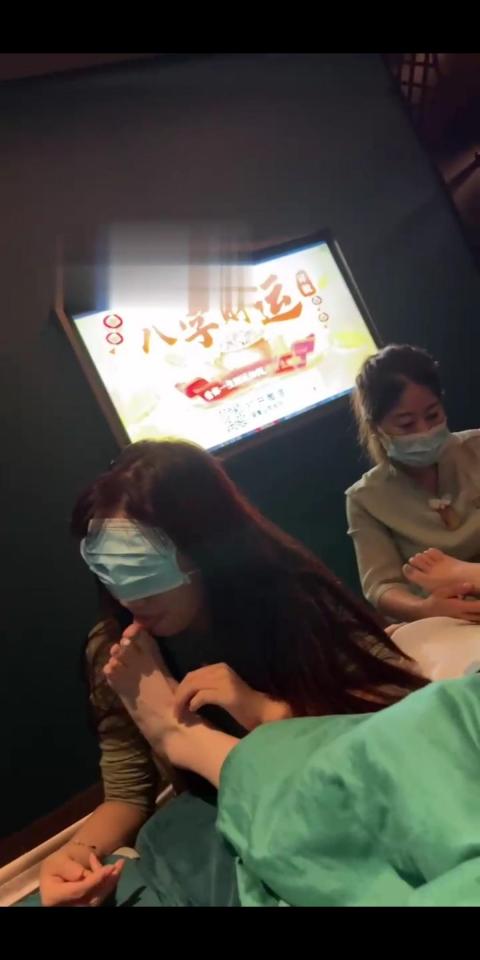 橘子没熟【双母狗奴足疗馆伺候】 套路直播，足疗店开发技师，带母狗学习足疗技术                                   恋足舔脚按摩，旁边素人技师围观