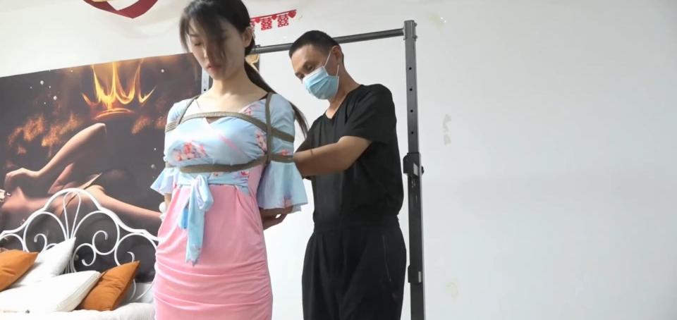 老板的私人秘书第二集：秘书的特殊对待 （其实有很多小伙伴留言问我安妮原创什么时候更新，这里也跟各位小伙伴说一下因为最近有事没时间拍摄，所以目前的话不会更新，等我有时间了在做自己的视频，目前就看一下小伙伴提供的订拍视频吧，谢谢大家的支持）上集柳洋也是不知道被谁寄来了几捆绳索以及纱布，恰巧被进来的老板看见，便用着寄来的绳索将她捆绑起来。驷马捆绑之后让她独自享受了一段时间，老板为她解开绳索，重新换了一个姿势，再次将她捆绑起来。将她带到一个架子下，让她跪坐下来，用着绳索将她缚在背后的双手吊了起来。接下来就是好好的惩罚一下她了，老板来到她的身后，不停的抚摸着她的赤足，不停的挠着痒痒。感受到足底传来的瘙痒感，柳洋不停的挣扎着想要挣脱老板的双手。不过被吊在架子下的她只能不停的晃动自己的身子，始终躲不开老板的双手。玩的差不多了老板拿出口球眼罩为她戴上，将她独自一人留在了办公室～