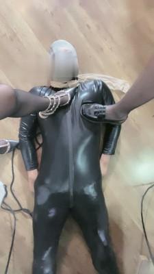 【月影儿】双S女白领踢裆坐垫狗  【月影儿】双S女白领踢裆坐垫狗 <br>创作;【月影儿】<br>描述：【月影儿】双S女白领踢裆坐垫狗 ，双女主捆绑调教贱货，喜欢的请大家多多支持一下吧