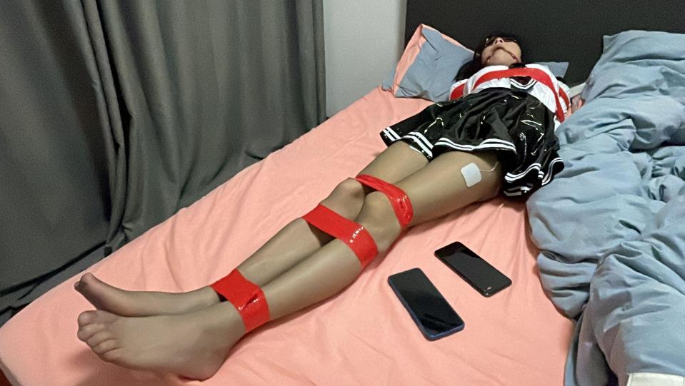 【JL-4】黑丝伪娘的特殊训练，不知道这样强度的训练小伪娘可不可以撑得住。 房间内有一位身穿亮皮水手服的黑丝伪娘，平时非常的不听话，主人非常的生气，这次就要让他学会乖乖听话并且会主动找主人贴贴。先用胶带进行简单的直臂捆绑，并用两台郊狼8个贴片进行高强度的刺激训练，感受着多方带来的刺激[X_X]。之后在进行股绳束缚罚跪，不好好跪着就要接受股绳的拉扯和贴片带来的刺激，感受着不听话的后果。不知道这次训练是否让小伪娘学会要乖乖听主人的话和主动找主人贴贴呢，如果还是没有学会的话，那之后就要加大力度了！<br>咨询定拍、寄拍、体验等事宜可以联系QQ：3290352450<span style='color:#b0b0b0;'>[隐藏文字，购买后可见]</span>