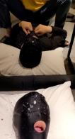 침담배받이 spit and cigarette faceholder 침담배받이 spit and cigarette faceholder<br>头套男当女主人的烟灰缸和口水羞辱