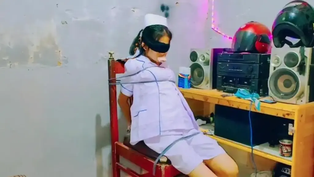 "美丽修女的陷阱"，修女向她的老板申请加薪，老板同意了一些条件。如果修女想让她的请求得到批准，她必须在10分钟内解开自己的绳子。这个修女能完成挑战吗？ 一个妹妹向她的老板提出了加薪的要求。老板同意了一些条件。妹妹必须在10分钟内挣脱束缚，妹妹同意了。妹妹被绑在椅子上，用餐巾纸捂住嘴，然后老板让妹妹努力挣脱。过了一会儿，老板回来了，他蒙住了妹妹的眼睛。妹妹很震惊，试图反抗，但这是徒劳的。妹妹现在甚至看不见了。老板后来又回来了，妹妹仍然没有完成挑战。老板告诉她，即使她失败了，她也会成为奴隶。她很震惊，老板以前没有这样说过。她努力想挣脱和逃跑，但没有成功。她被下药昏迷，然后被捆成马状。她嘴里塞着球塞，眼睛紧闭。