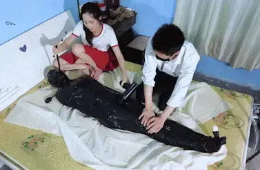 【樱束众筹】众筹真空系列第九期《瘦身真空乳胶睡袋》本期采纳粉丝love vacuum建议，丰满的贝贝首次体验乳胶睡袋，玩具内置震动/乳胶紧紧包裹/充气口塞控制/筋膜抢顶撞疯狂挣扎！并分享体验后的感受 工作室推出众筹定拍系列片：思路 内容 剧情 服装均由参与众筹的小伙伴安排，工作室负责拍摄，凡参与众筹的小伙伴可以加入众筹临时讨论群：209976701（限参与本期众筹的小伙伴申请）众筹金额无大小区分，提供的任何素材内容都会认真考虑采纳，众筹目的为了让小伙伴用最少的代价看到自己喜欢看的内容。（详情请咨询客服QQ2156176672或移步众筹区查看）<br><br>众筹剧情简介：<br>丰满的贝贝来到美容院体验美容乳胶真空睡袋！先捆绑放好玩具震动，再装进乳胶睡袋戴上乳胶头套，抽走里面剩余的空气被乳胶紧紧包裹，内置乳夹/跳D持续运作，身体拼命蠕动挣扎，逃脱不出束缚。外面控制呼吸管和充气口塞，急促困难的呼吸声。让她更加疯狂的挣扎！再加上筋膜抢震动刺激TK！说不出的难受！再配上工业级真空泵的加持，体型将更加完美包裹感更加强烈！出来肯定能瘦身成功！出来后跟大家分享体验后的感受心得<br><br>樱束服务内容：私人订制剧情 专属剧情订拍 现实约拍 全国飞业务 统一解压密码：ysyc6672或qq2156176672<br>樱束联系方式：QQ2156176672 VIP专属客服微信号：yingshu-you（VIP专属客服微信，终年无休）<br><br>视频格式：MP4<br>分辨率：1080P<br>时长：47分钟<br>大小：2.3G