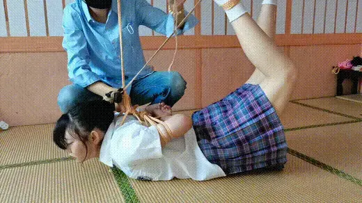 佩琪趴在地上捆绑起来 佩琪趴在地上被捆绑起来，双脚高高吊起，嘴里塞着木制大口球。视频较短，没有亮点，大家慎拍，视频解压密码：chuxin            -               -<br>一绳所爱绳艺体验店面向全国爱好者开放，本店提供绳艺捆绑模特服务、体验女绳师捆绑服务、体验长时间囚禁服务、绳艺教学培训、绳艺交流会、场地出租、专业麻绳销售，原创视频套图销售、作品私人定制、模特原味丝袜出售等，另外本店招募同好合作伙伴。微信：351552501初心<br>