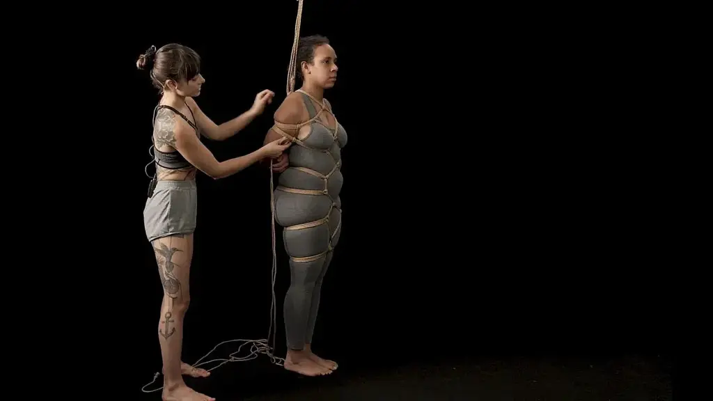 Flying the Shukabishi | Tutorial In this class Gorgone teaches her version of the 'Shukabishi' harness with her model Dunkleblüte. <br><br><br>This full-body harness is inspired by an original pattern demonstrated by Kinoko Hajime during one of his workshops and revisited by Gorgone according to her own style. The intricate diamond pattern repeats itself throughout the entire tie making it an interesting flow and memory challenge. <br><br><br>Once you have fully understood the pattern, this harness can be tied very dynamically and gives an opportunity to play with your model's balance. In the suspension lines video Gorgone shows how it can be loaded from multiple points, giving numerous options for both comfortable and challenging suspensions. <br><br><br>In the 'Suspensions and Transitions' video, Gorgone demonstrates some of the many possible positions that can be achieved with the Shukabishi Harness. <br><br><br>The demo video is a straightforward version of the same tie without talking. It is useful to understand the harness before studying the tutorial or to refresh your memory after you have watched the tutorial with full explanations.
