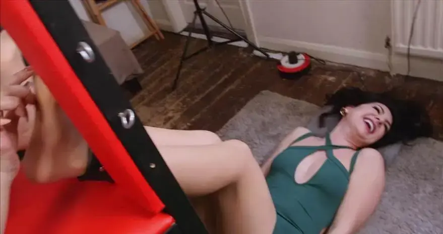 UKTickling – Missy Jay & Natasha 1 穿着性感，皮肤白皙的美女双脚被倒绑在铁架子上，被闺蜜无情搔痒TK脚心，薄丝袜红指甲白嫩极品脚丫，手挠不过瘾，换用舌头舔，这部作品短小但很精品