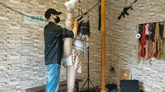舞蹈生夏小雪一字马捆绑 从小学习舞蹈的女生夏小雪，初次尝试双腿一字马捆绑，捆绑起来趴在地上，双腿横劈拉直绑在柱子上，日式捆绑单腿吊起来，拉直一字马捆绑。视频解压密码：chuxin     --         -<br>一绳所爱绳艺体验店面向全国爱好者开放，本店提供绳艺捆绑模特服务、体验女绳师捆绑服务、体验长时间囚禁服务、绳艺教学培训、绳艺交流会、场地出租、专业麻绳销售，原创视频套图销售、作品私人定制、模特原味丝袜出售等，另外本店招募同好合作伙伴。微信：351552501初心