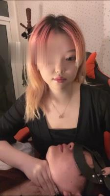 【橘子没熟】开发女仆店素人小姐姐7 【橘子没熟】开发女仆店素人小姐姐7<br>原创作者：橘子没熟S<br>橘子没熟S继续调教小母狗，让小母狗吃自己的口水，让小母狗给自己舔脚<br>