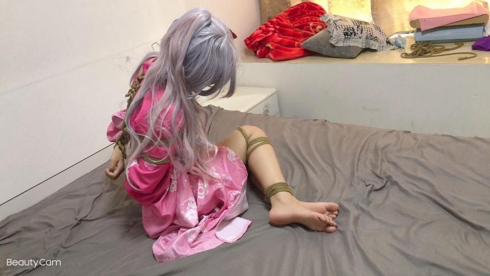 【新月原创】【玉箫】COS 和泉纱雾 说实话这个扮相惊艳了 裸足驷马 TD加D塞的完美挣扎 【新月工作室】定拍交流QQ：1003187439原味找她们：3104988182小洛（红豆）2389316626 玉箫3451471253佳怡 3560530071雨涵<br>约绑攻略有售直接滴QQ：3104988182！！！本工作室正式启动会员优惠折扣方案，请有兴趣的同好加Q：3104988182详询<br>这套同好送的COS和泉纱雾的服装，本来我以为更适合佳怡或者红豆，但这位同好执意希望由小玉穿戴来COS，讲真的，我个人更加倾向于小玉的御姐风格，这种可甜可纯的感觉，我以为她驾驭不到……<br>结果穿上绑好拍照之后，我完全惊艳了，在我们直播平台上，我发布的照片让大家竞猜是哪个妹子的时候，居然几十位同好全部猜错……很好，小玉她自己也不知道到底应该高兴还是无语……<br>大致剧情如下：<br>小玉换上了COS服装，幻想着被捆绑的感觉，越来越上头，然后把我叫来，一边摆弄绳子，一边拿出了D塞和TD等道具丢在我面前，笑嘻嘻的告诉我：今天有好事情，奖励你可以好好绑我，D塞给你用，TD也给你用，开心不？<br>我当然开心啊，哈哈哈！安排就行了！！