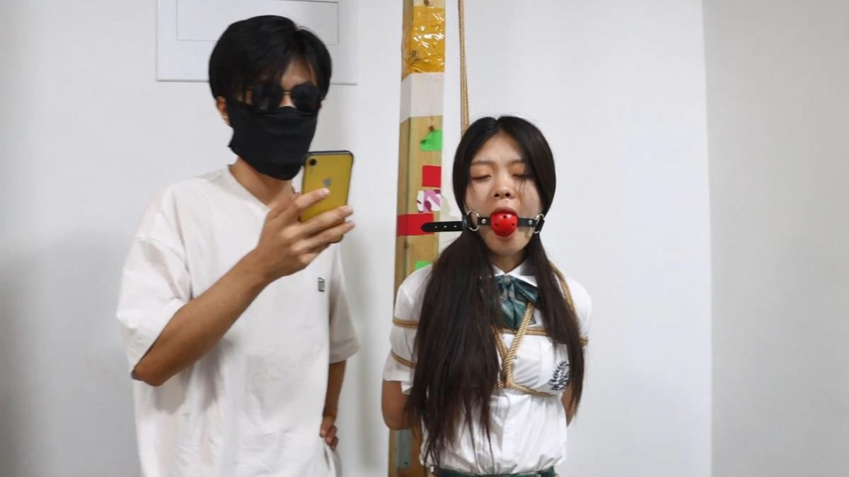 得意客定拍：办公室游戏下 新模菲儿JK制服主演 解压密码：123456<br>老板给秘书菲儿带来了一套JK制服，跟她玩一个小游戏。在办公室里菲儿被日式后高手直立吊起来，站在5本书上。老板说：这里有8道题，你要是答对了没有奖励，答错一题抽一本书，这些题都是中学课本上有的，今天来给你找找学生时代的感觉。然后老板给菲儿带上一个大口球，菲儿说你给我带口球我怎么答题。老板说：怎么带上口球就发不出声音了吗，刚才不是叫的挺欢的。然后开始答题，菲儿正好答错了5道题，老板把书全都抽走了，菲儿最后只能踮着脚被吊在办公室里。老板说一看就在学校没有好好学习，就留你在这里罚站好好反省吧。