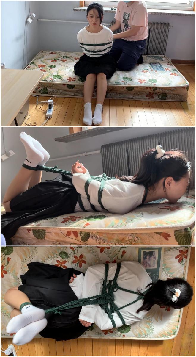 玩奴原创之妹子第一次体验捆绑，白棉袜日式驷马挣扎，交流购约绑教程请加1152327635。 解压密码<span style='color:#b0b0b0;'>[隐藏文字，购买后可见]</span>感谢各位同好的支持！本次带来的是新妹子第一次捆绑，那就绑个日式驷马看看吧，最后妹子还尝试了脱缚来检验博主的捆绑技术！敬请欣赏！<br>另外为了方便各位同好约绑，博主最近推出了一个非常详细的约绑教程。里面有非常详细的从零基础开始教大家如何认识妹子，如何与妹子沟通等等。非常的实用，有兴趣的各位同好加1152327635咨询，备用805351328。<br>目前博主已经出了五个系列，分别是绝对真实调教系列，真实约拍系列，口水囚徒系列，紧缚实验室系列，美人小舔犬系列以及最新出的高颜值系列都非常精彩，各种元素满满，希望各位同好多多支持！<br>推特可以关注浅神。本频道提倡健康积极的绳艺亚文化，目的是给生活增添一些情趣，谢谢大家。备用联系方式qq805351328。<br>下载操作：<br>1、电脑下载<br>2、解压<br>3、将压缩包内rar文件名后缀修改为mp4。
