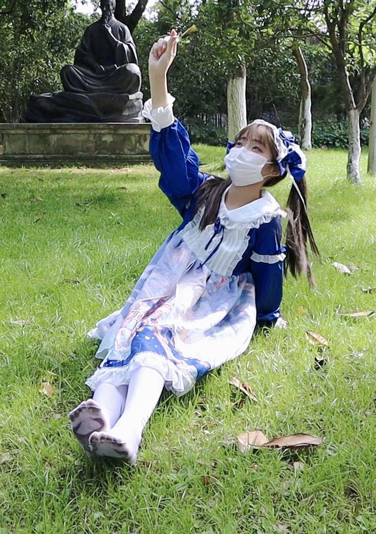 【阿瑶】 阿瑶偷偷露个脸 ~messy系女孩必须要在水和泥之间徘徊，跟着瑶瑶公主的视角一起玩水踩泥吧 以前小时候总是在河边踩水踩泥玩，弄的满身都又湿又脏，现在长大了变成小（gao）仙（xiao）女也只敢在妖狐这里释放本性咯，<br>主要就是脱鞋子踩水 在草地上随性的玩~踩菜叶子 不过人还是比较多还是有一丢丢害羞的，玩的路上见到了几岁小男孩叫我姐姐真是太开心了~<br>做了几张gif做的不好请大家不要见怪 没有捆绑内容，没有捆绑内容！！大家不要支持错啦，<br>