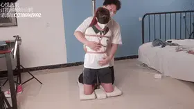 【心悦艺束】-清纯马尾学生妹妹的紧缚调教，玩弄小熊，棒棒试探。 我是真没想到这个女孩子有点太纯了，一开始这个棒棒是就那么扔在床上的，她看到了拿起来问我这是干嘛的。我都不知道怎么回答，就岔开话题说是挠痒痒用的，你等会就知道了。<br>结果绑起来之后，我再用这个，一下她就受不了了。hiahiahia。搞得好尴尬。不过对于凶部的揉搓和玩弄她倒是没有抗拒。强制的这块这个视频并没有弄好哦，我说明一下，介意的就不要购买了。感谢大家支持。<br>定拍，模特应聘，请加Q2386945992。海外用户请用Telegram：xybondage。或者联系邮箱：xybondage@qq.com<br>视频中的衣物，丝袜，道具有需要的也可联系我。<br>解压密码是：xyys