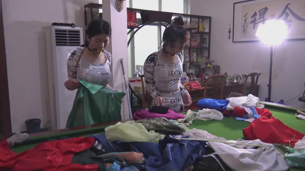 双女M押解式堵嘴劳动      双女奴被主人押解式堵嘴戴镣打扫家里卫生 双女奴被主人押解式堵嘴戴镣打扫家里卫生，里里外外都要打扫干净，不好好干活主人就要惩罚的，请欣赏视频QQ342642509