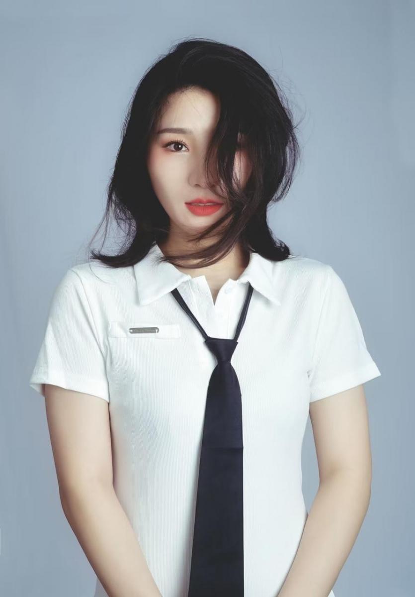 【W.K.T】—冷凝的脏袜子让贱狗的脏嘴洗干净 【W.K.T】—冷凝的脏袜子让贱狗的脏嘴洗干净<br>原创作者：W.K.T<br>冷凝穿了一周的袜子，刚一脱掉就让整个屋子都辣眼睛了，今天呢，就要用贱狗的嘴来清理这双脏袜子，冷凝先是将一只脏袜子泡杯子里，然后只见冷凝拿掉一只袜子反复在狗嘴里拧干再放里，让贱狗把洗过的脏水都喝进去。最后还赏赐给贱狗舔脚，但是冷凝大大不是很开心，便将半杯口水都倒给了贱狗，让他都喝掉。