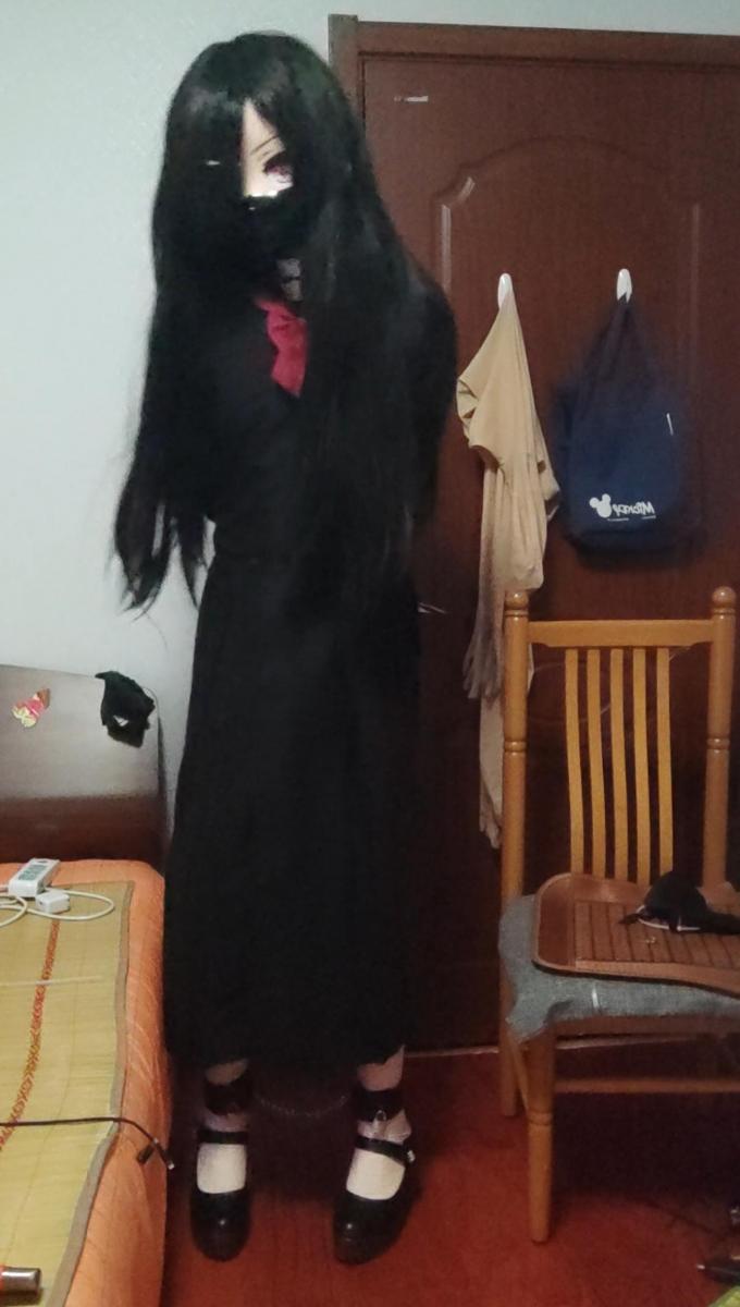 kigurumi jk制服震动罚站 内含jk制服震动罚站 扎带捆绑蒙眼罚站<br>娃娃被主人带上了上锁的手铐，脚镣和项圈，下面塞上了g头训练器和棒棒。<br>她要在十分钟内忍住不能gc，否则就会面临更严厉的惩罚。<br>但是娃娃最后还是没忍住喷了，于是惩罚开始。<br>娃娃被扒掉裙子露出里面的小玩具，双腿被扎带捆在了一起。<br>她甚至不能乱动，一动就很容易摔倒。最后因为想偷偷关掉训练器却不小心调大gc了。<br>于是主人为了惩罚她将她推倒在地，这样她就拿不到高处的钥匙了。<br>最后娃娃实在无法忍受，自己挣断了手拷。<br>手铐的钱需要她双倍支付 被拘束一晚上❤<br>（百度网盘二次压缩第二次扩展名改成rar<br>（每次发新视频都会随机选一个老视频特价
