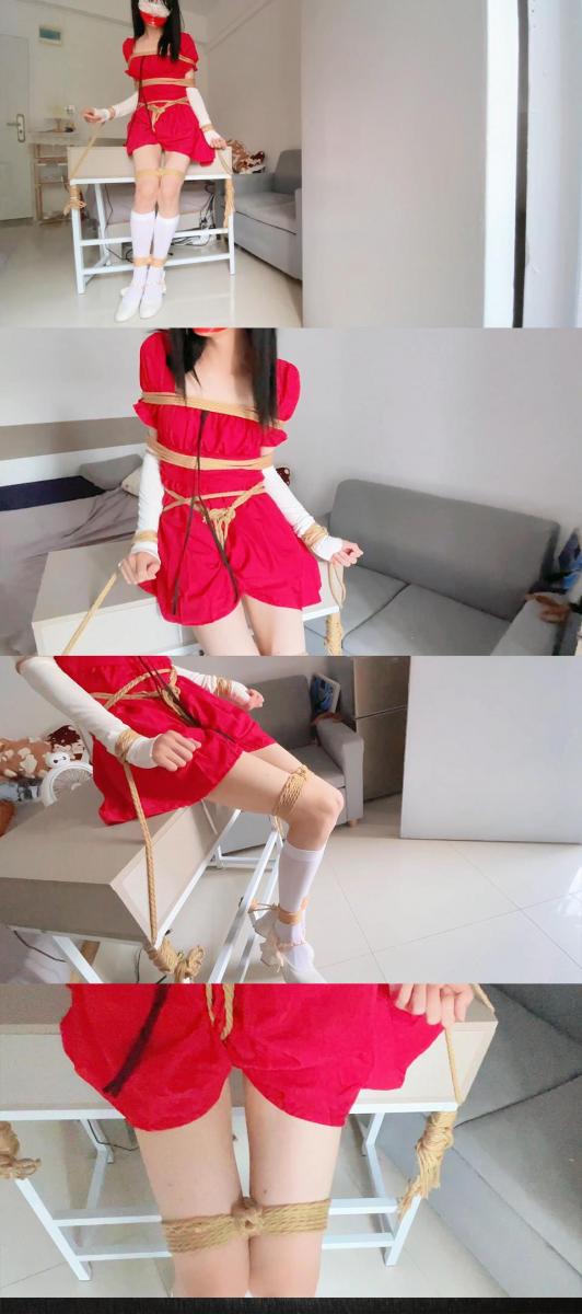 【红裙叶子】与桌子相连的束缚，股绳、蒙眼堵嘴、白色小腿袜挣扎 又是忙疯了的一段时间，隔了一周没有更新，这次是与桌子的交互捆绑挣扎~双手手腕分别和两边桌子腿连接，脚踝与桌子下面的杆子也绑在了一起，这个姿势其实有点累，因为这桌子的边缘真的好锋利，也因为太靠近桌子，怎么使力都感觉不对劲...想蹲也没办法蹲下去，不知道视频里能不能感受到，但实际上屁股被摩擦得挺疼的/(ㄒoㄒ)/~~又挣脱不了又要接受桌子和股绳的双重折磨<br>ps：如果想要更多支持叶子可以加入赞助计划喔，叶子会十分感激的~也会有每期精选gif小福利，因为最近工作太忙所以服装赞助暂时先不接啦，后面可能会考虑出一下站内众筹，去民宿或者什么地方换一下场景，希望能有更多解锁新绑法的空间hhh