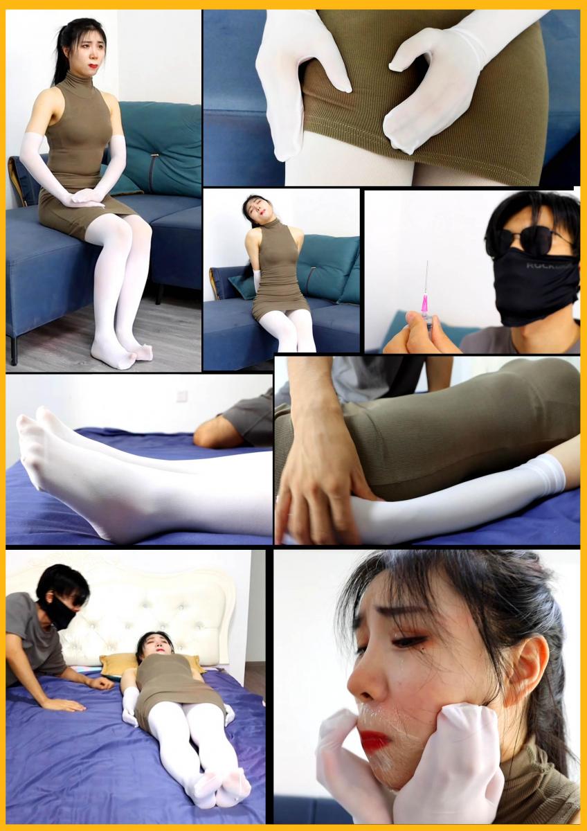 KING精彩定拍《被控制的真人美女玩偶续集02》极其有趣的远程口令操控美女 白丝美女被变成床上抱枕 美女忍不住失禁  得意客定拍，表演是演技极好的吴晗模特，白丝连指丝袜手套加上白丝裤袜，这部是极其有趣的口令控制，美女在自由状态和控制状态随意切换。被当反抗时都被控制，忍不住失禁，还被当成床上抱枕肆意玩弄。被强制注射春药发情