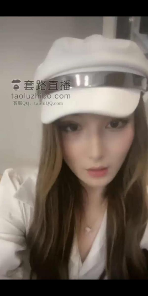 大半夜废物求女神圣水【馨怡】 套路直播，大眼萌妹调教贱奴，高颜值女主                                            语言羞辱，恋足踢裆，制服诱惑，黑丝踩 口水                                                   