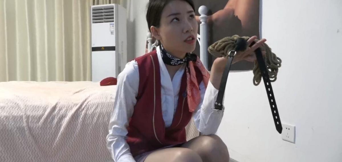 女队长的新任务第一集：黑夜里的宾馆 （其实很多看过我原版小说的小伙伴都在问我为什么不拍摄人质里女主的师姐那个篇章，我想看过的也都知道女主师姐的篇章是马戏团篇，不说马戏团篇中的与兽共舞，单是变性人的内容都拍摄不了，更何况马戏团多是与动物有关，所以这个篇章绝对是拍摄不了的，至于第二部只有五集，其实是还有三集的，还在筹备中，就先看看新剧本吧，老实说最近事情多，不仅自己没有做视频，剧本也都一般般，我也是受到了视频提供者的谴责，说我不好好想剧本，好吧我承认我有些过于敷衍了，闲话少说，让我们来了解一下老套的剧情）身份还是一如既往，我们的女主是一名女队长，这天也是在办公室处理新的案件。这时走进一名同事，戴着眼镜我们暂且叫他眼镜男吧。眼镜男：“队长，根据情报，目标确实有绑架贩卖人口的嫌疑，可以进行抓捕了。”柳洋：“只是有嫌疑的话那我们还是没有十足的把握啊！”眼镜男：“那队长你说怎么办吧！”柳洋：“这个你就不要多问了，我自有办法。”<br>城郊之处一片黑暗，漫无边际的黑暗一眼看不到头，只是偶尔有着车辆路过，为黑暗之中增添了一丝光明。不过在这黑暗之中也有着一些例外，黑暗之中一位不速之客停在了一家宾馆门前，没想到这样的地方居然还有着人开着宾馆。而这位不速之客自然就是我们的主角柳洋了。（当然这只是剧情背景）而我们的女主这时却换上了一身空姐制服。柳洋一进门，老板便走了过来，（虽说视频中也是剧情开头的眼镜男，但是身份却不是一个人，毕竟只是一个角色扮演，大家也不要太在意这些细节啦）老板：“您好，小姐，请问您是住店还是用餐了，我们这边都可以为您提供服务。”柳洋：“没想到这种地方还有着宾馆啊！”老板：“是啊，因为这边地处偏僻，在这里开店也是为了方便长途旅行的人提供休息的地方，这附近只有我们这一家宾馆了，而且像小姐您这么漂亮，夜深了一个人还是很危险的。”柳洋想了想觉得老板说的也对，稍微考虑了一下便说：“那好吧，为我开一个房间吧。”<br>老板为柳洋开好房间后，柳洋觉得有些困了便悄然的进入了睡眠。待到夜深人静的时候，柳洋所住的房门突然被打开，闪进一个人影，这个人正是宾馆老板，而他的手里也是拿着几捆绳子与一个奇怪的小球，慢慢向正在熟睡的柳洋靠近。不过柳洋到底还是一名女队长，警惕性非常高，很快就发现房门被打开，柳洋迅速起身，掏出了随身携带的手枪。（剧本不对啊，剧本中我明明写的是手枪，这棍子是什么意思啊，算了这个细节就不在意了）宾馆老板也是被突然起身的柳洋吓了一跳，随手将手中的绳索一丢，将灯打开。柳洋：“老板，你这是什么意思？”老板：“这是误会，我只是想问问你有什么需要吗？”柳洋捡起地上的绳子与口球说：“那你这几捆绳子跟这个奇怪的小球是什么了，看来这家店确实有问题啊。”话刚说完，柳洋觉得自己的头有点晕乎乎的，瞬间全身无力坐在了地上，老板说：“嘿嘿，确实有问题，不过你发现的太晚了。”柳洋丝毫不慌张，坐在地上说：“看来你在饭菜里下了药啊，那你就用这绳子该捆的捆该堵嘴的堵嘴吧！”（嗯？居然这么嚣张一点都不慌）老板也是丝毫没有犹豫，很快就将柳洋捆了起来，戴上口球眼罩。捆好之后不忘检查一遍，确定把柳洋捆的结结实实的才放心下来。接着拿起柳洋随身携带的包包检查起来。老板说：“你先在这老老实实的待着，等下我再来收拾你。”说完便离开房间，留下柳洋独自挣扎～