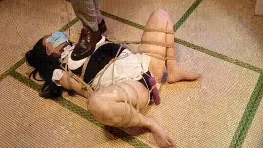 姜小岚死库水捆绑调教 姜小岚身着死库水紧紧捆绑，打屁股、踩踏、按摩震动、鞭打，耳光样样来。最后跪绑放置黑暗中。视频解压密码：chuxin           -           -<br>一绳所爱绳艺体验店面向全国爱好者开放，本店提供绳艺捆绑模特服务、体验女绳师捆绑服务、体验长时间囚禁服务、绳艺教学培训、绳艺交流会、场地出租、专业麻绳销售，原创视频套图销售、作品私人定制、模特原味丝袜出售等，另外本店招募同好合作伙伴。微信：351552501初心