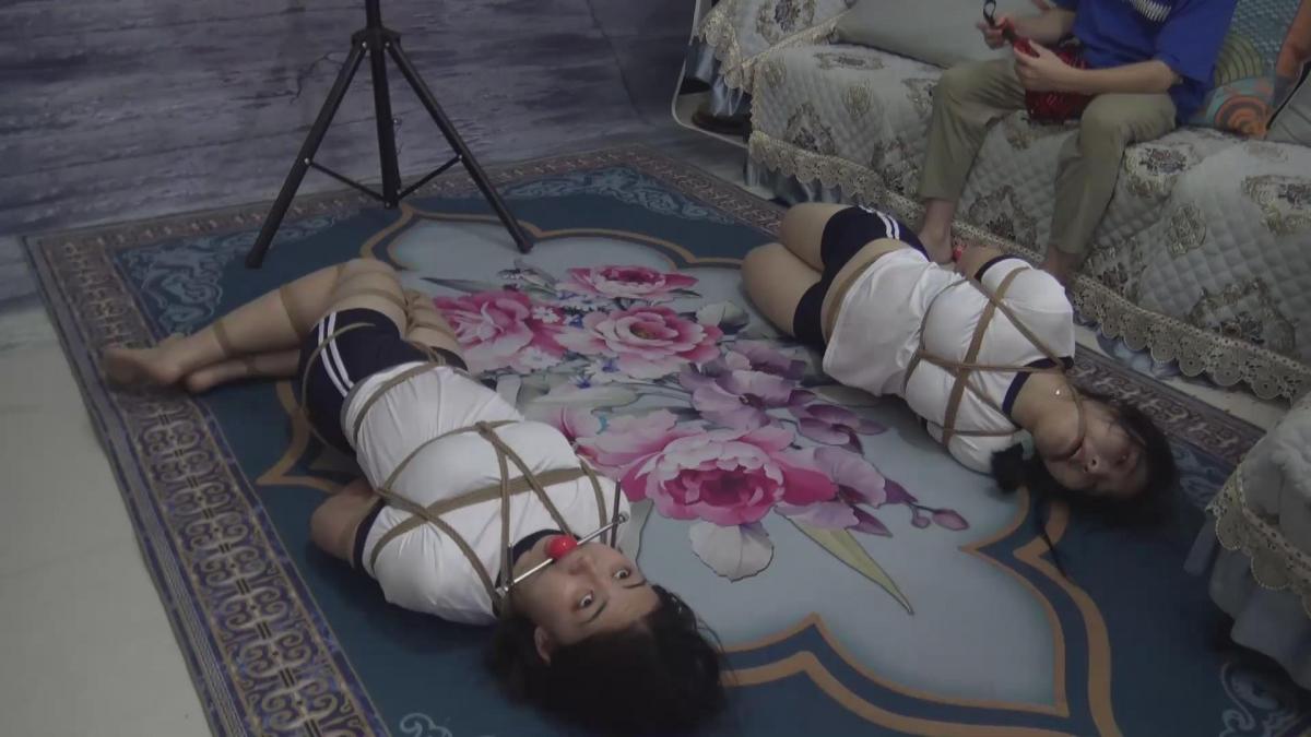 定拍 连续系列剧《双女M转盘捆绑游戏 二 》 双M转盘抽奖玩捆绑游戏，转到什么项目玩什么项目 双M转盘抽奖玩捆绑游戏，转到什么项目玩什么项目，看看她们都转到什么项目了，请欣赏视频，QQ462276998